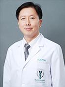 男医生 Nimit Taechakraichana