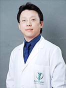 男医生 Suradej Hongeng